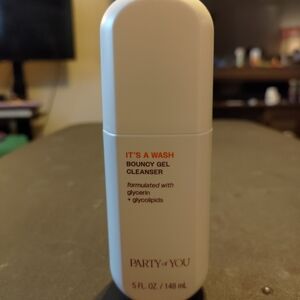It's a Wash Bouncy Gel Cleanser - White